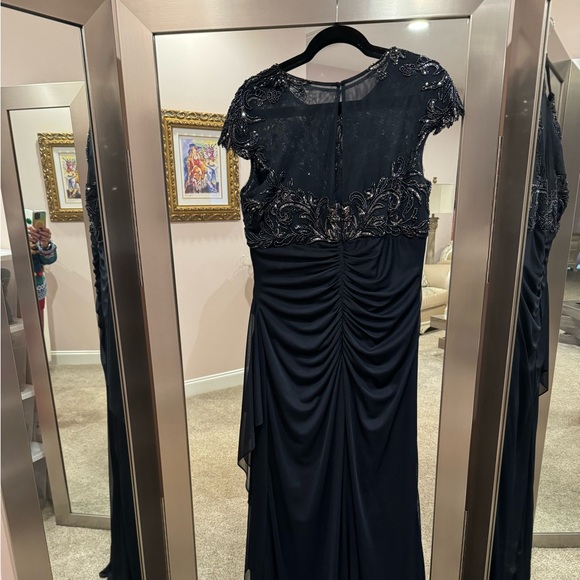 Beautiful navy blue formal gown. - Picture 2 of 5